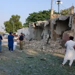 Samovražedný útok pred policajnou stanicou v Pakistane zabil desiatky ľudí