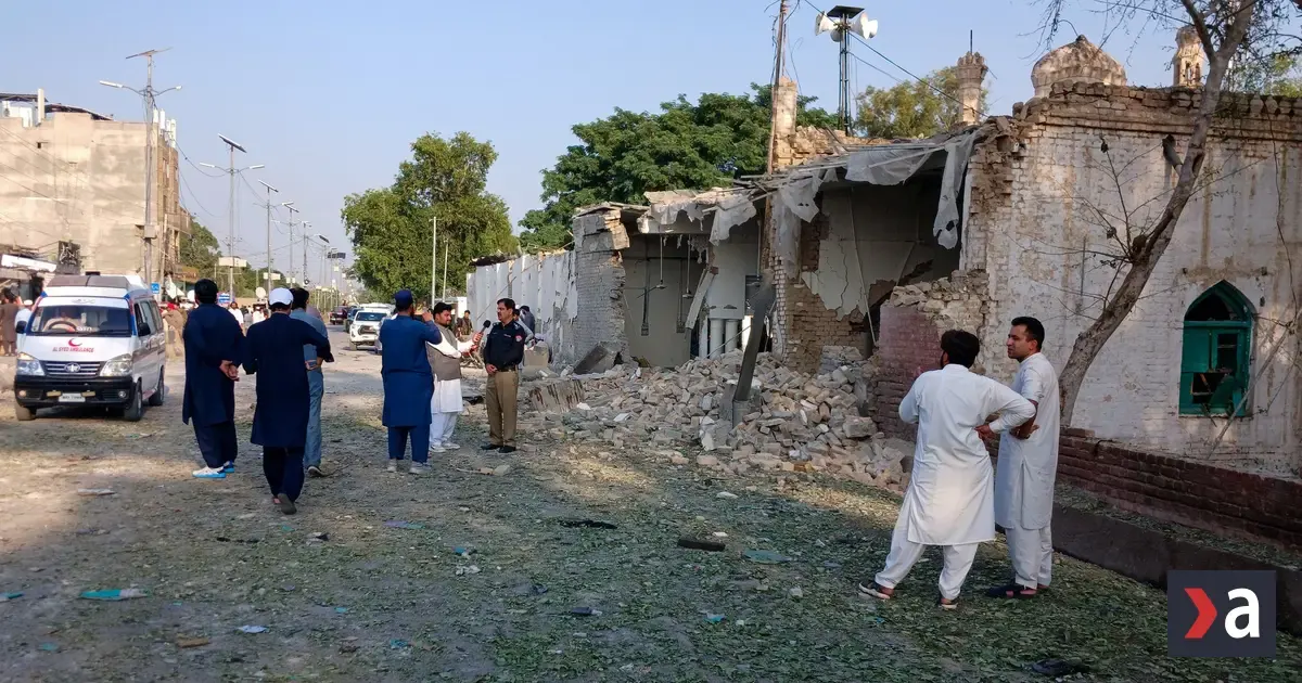 Samovražedný útok pred policajnou stanicou v Pakistane zabil desiatky ľudí