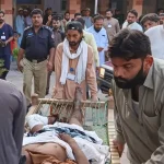 Samovražedný útok v Pakistane zabil 11 ľudí, auto explodovalo pri policajnej stanici