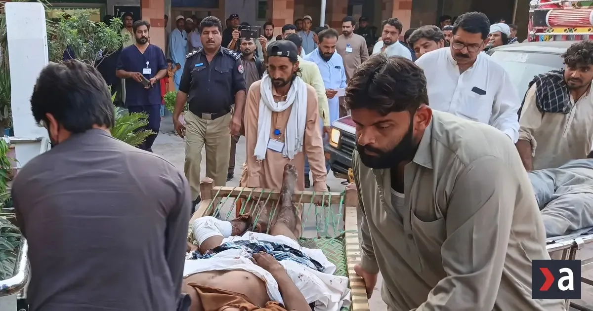 Samovražedný útok v Pakistane zabil 11 ľudí, auto explodovalo pri policajnej stanici