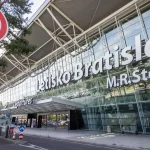 Taxi asociácia žiada ukončenie výhradných zmlúv s Boltom na letisku v Bratislave
