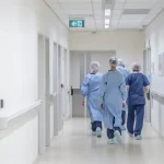Tusk chce obmedziť vysoké platy lekárov z verejných zdrojov