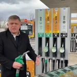 Vláda chce riešiť drahý benzín zlacnením vlakov. Opozícia to označuje za katastrofu