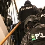 Zadržali už 10 ľudí pri rozsiahlej policajnej razii pre podozrenie z investičného podvodu