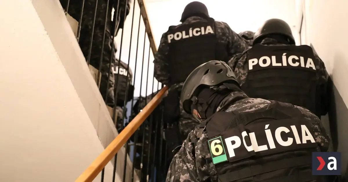 Zadržali už 10 ľudí pri rozsiahlej policajnej razii pre podozrenie z investičného podvodu
