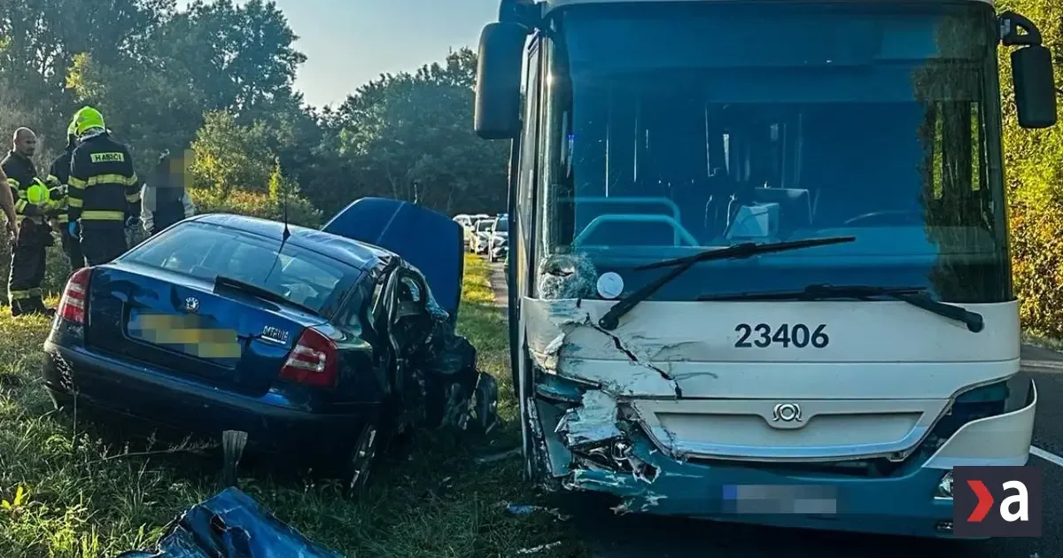 Zrážka osobného auta s autobusom plným detí pri Drahňove
