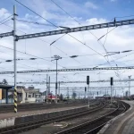 Zrážka vlaku a traktora na priecestí pri Kútnikoch, bez zranení