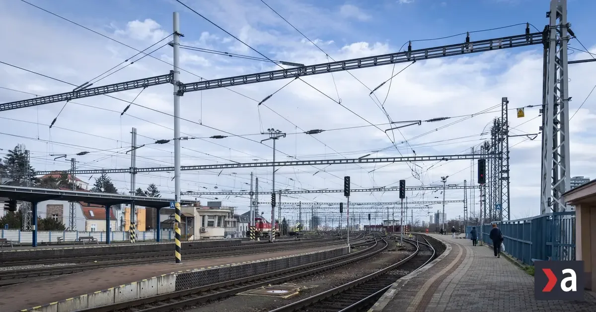Zrážka vlaku a traktora na priecestí pri Kútnikoch, bez zranení