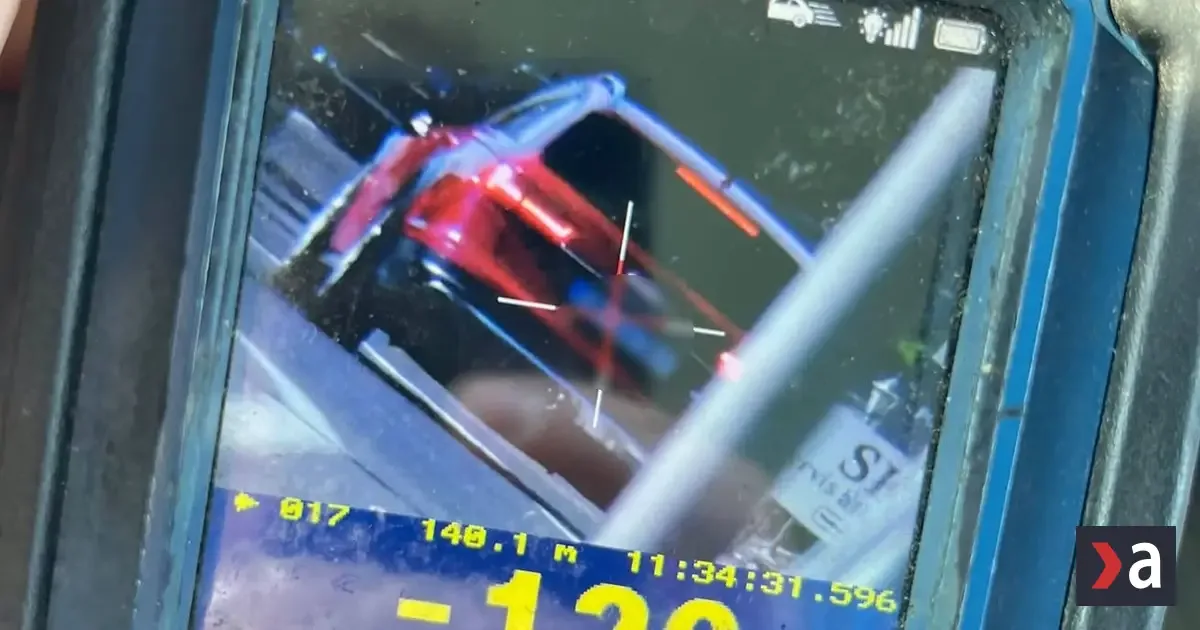 19-ročný vodič išiel v obci 120 km/h, vodičský preukaz stratil na mieste