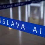 Biela látka v lietadle na bratislavskom letisku: cestujúci čakali