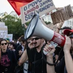 Bývanie zdražuje, mzdy nestíhajú. Desaťtisíce ľudí protestovali v Lisabone