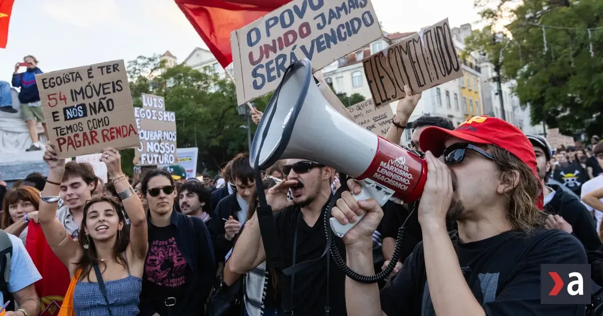 Bývanie zdražuje, mzdy nestíhajú. Desaťtisíce ľudí protestovali v Lisabone