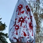 Demokrati zahalili Konevovu sochu do krvavej plachty, patrí na smetisko dejín
