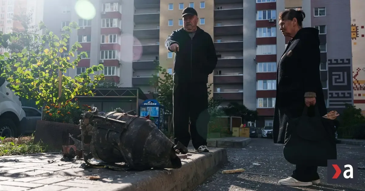 Drony zasiahli Kyjev: obete, bytový dom aj kľúčový most