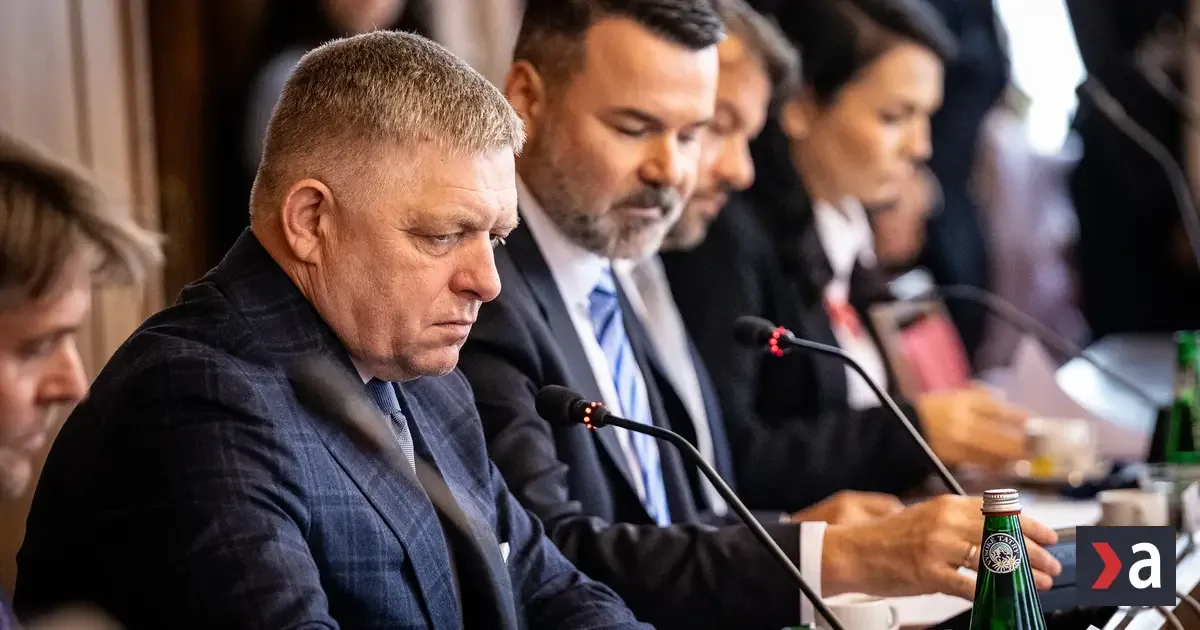 Fico opozícii: Správate sa ako baby na trhu a škeríte sa mi do tváre