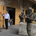 Francúzskeho primátora zbili kovovými tyčami, Barrot žiada Izrael o potrestanie útočníkov