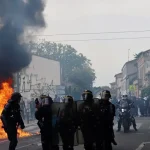 Francúzski tínedžeri podpaľujú školy a bijú učiteľov, stovky škôl zavreli
