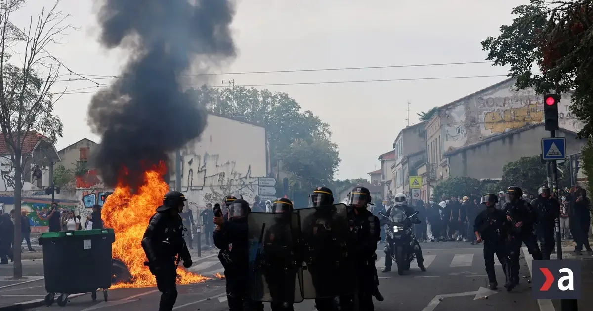 Francúzski tínedžeri podpaľujú školy a bijú učiteľov, stovky škôl zavreli