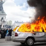 Francúzsko zaviedlo nočný zákaz vychádzania, aby upokojilo protesty