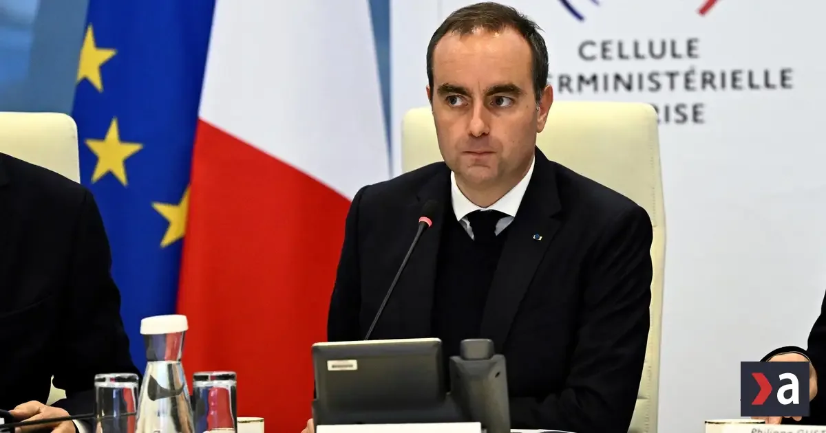 Francúzsko zaviedlo nočný zákaz vychádzania po násilných protestoch a rabovaní