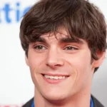 Herec R. J. Mitte známy zo seriálu Perníkový tatko zomrel vo veku 34 rokov