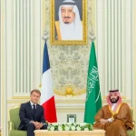 Macron dohodol v Rijáde ďalšie dodávky nafty, reaguje aj na nepokoje