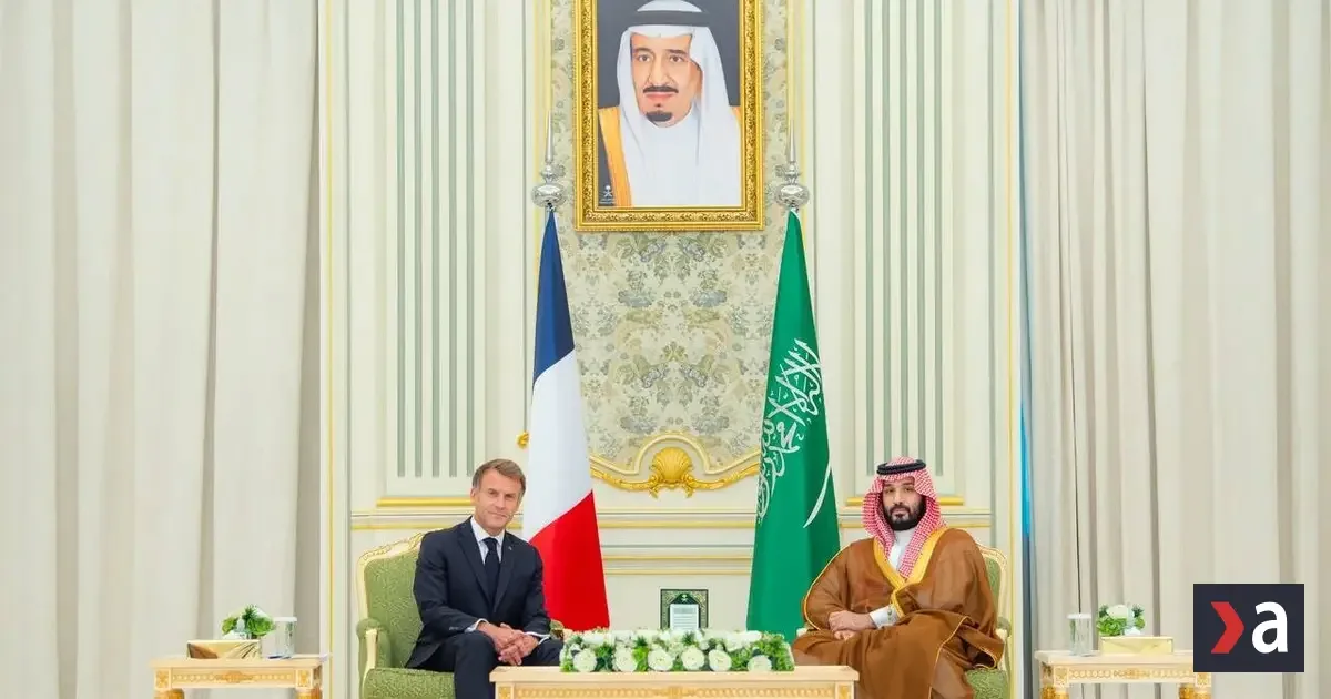 Macron dohodol v Rijáde ďalšie dodávky nafty, reaguje aj na nepokoje