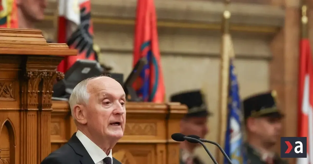 Maďarský prezident vyhlásil „nekrvavú revolúciu“ a návrat k ústavnej demokracii