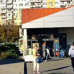Mladík sa v Lučenci vytrhol pracovníčke SBS. Polícia zverejnila zábery zásahu