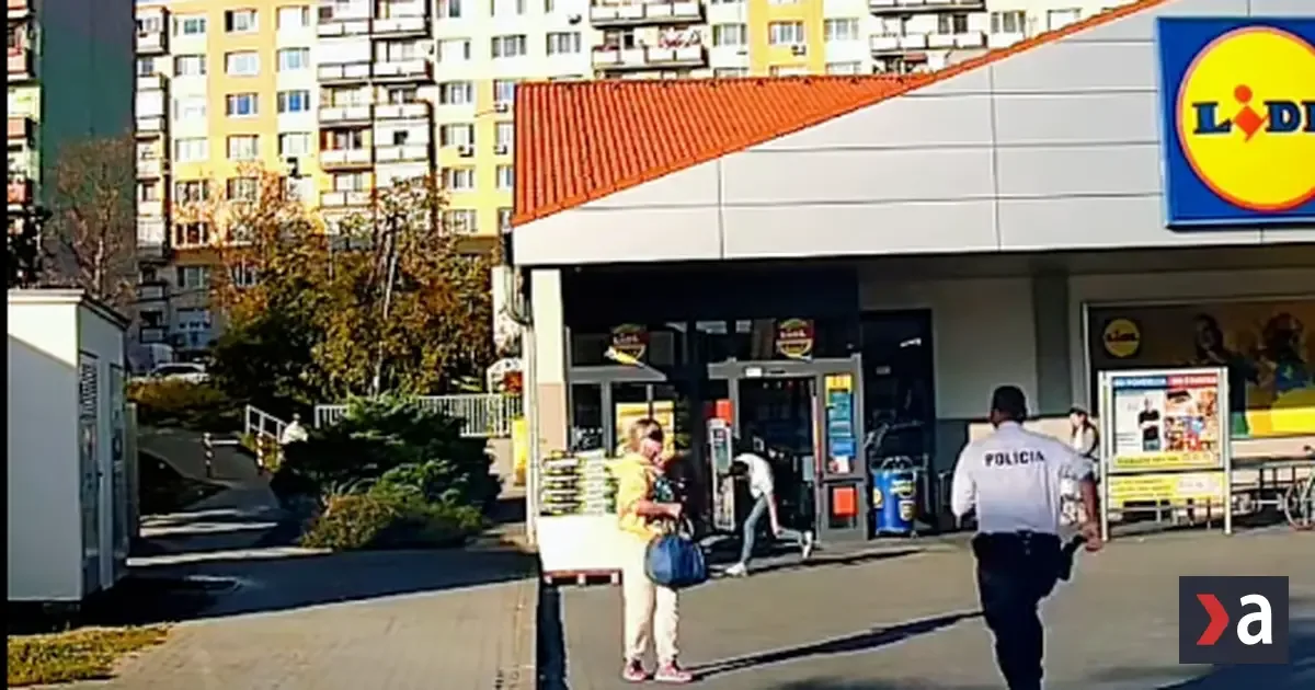 Mladík sa v Lučenci vytrhol pracovníčke SBS. Polícia zverejnila zábery zásahu