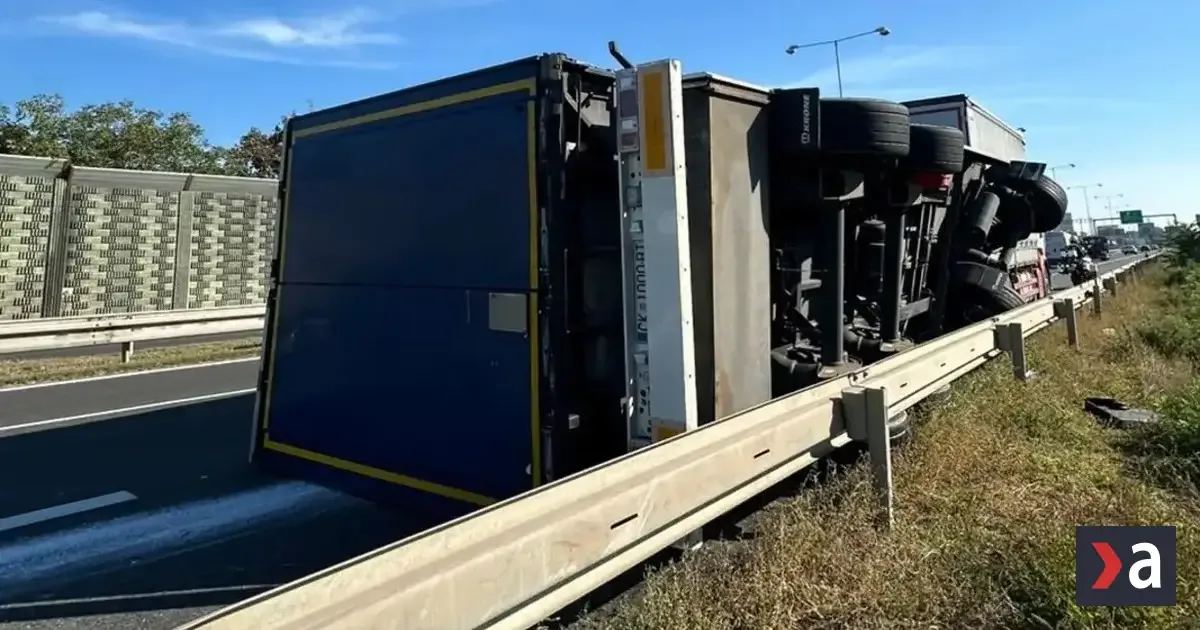 Na diaľnici D1 smerom do Trnavy sa zdržíte. Prevrátil sa kamión a doprava je obmedzená
