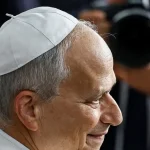 Pápež Lev XIV. po operácii pľúc opustil nemocnicu