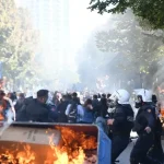 Plameniaková revolúcia silnie, protesty otriasli albánskou vládou