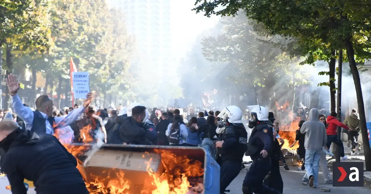 Plameniaková revolúcia silnie, protesty otriasli albánskou vládou