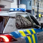 Policajti zachránili 90-ročnú ženu, ktorá sedela na parapete okna