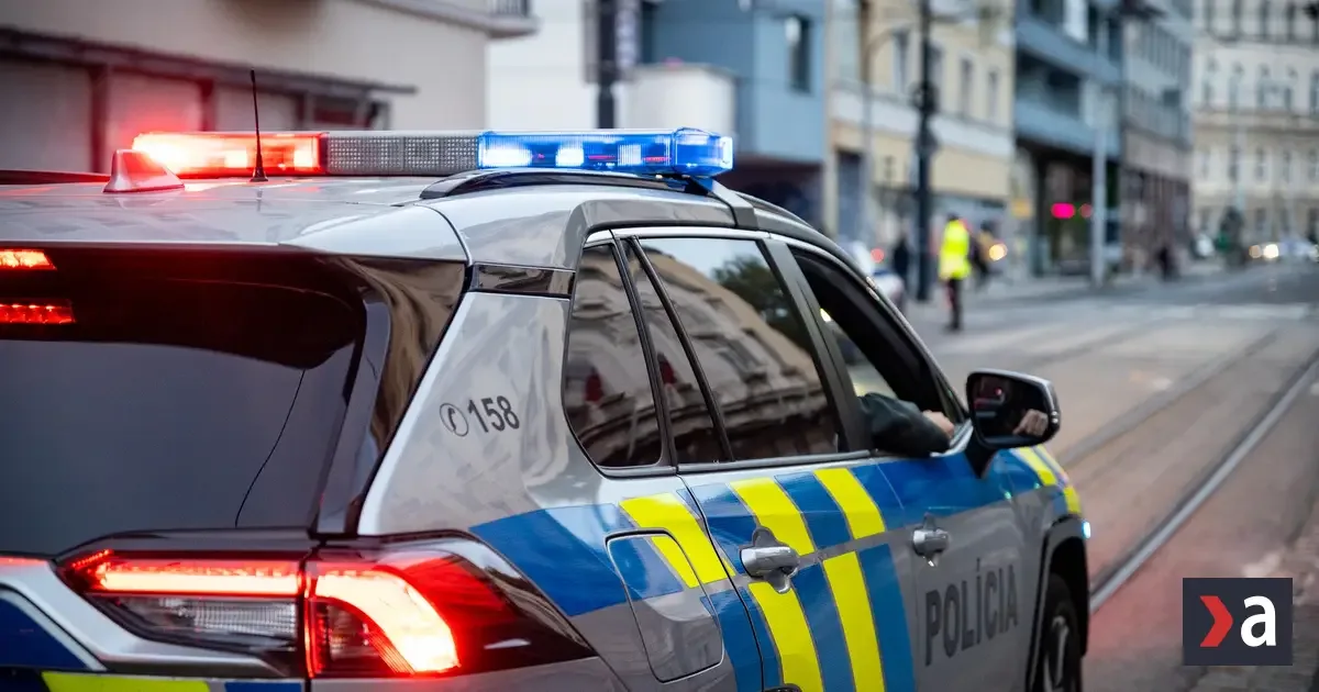 Policajti zachránili 90-ročnú ženu, ktorá sedela na parapete okna