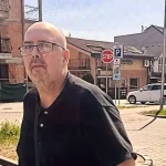 Polícia pátra po mužovi z fotografie v súvislosti s útokom na pošte v Senci