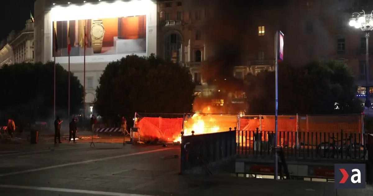 Polícia v Miláne čelila kamennej paľbe, stanicu metra Duomo uzavreli