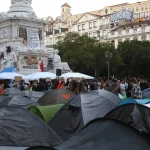 Polícia v Portugalsku zadržala 55 demonštrantov a zabavila vyše dvesto stanov