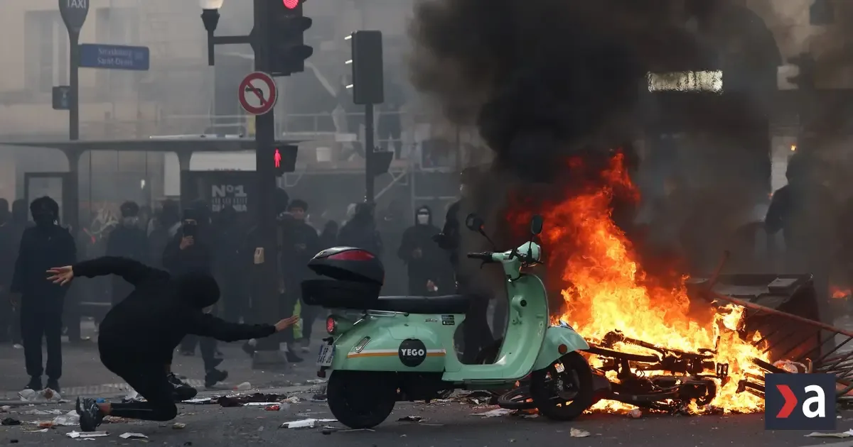 Polícia vo Francúzsku zadržala 166 ľudí počas rozsiahlych protestov