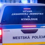 Polícia zasahovala pri bytovke v Považskej Bystrici, našli muža s poraneným krkom