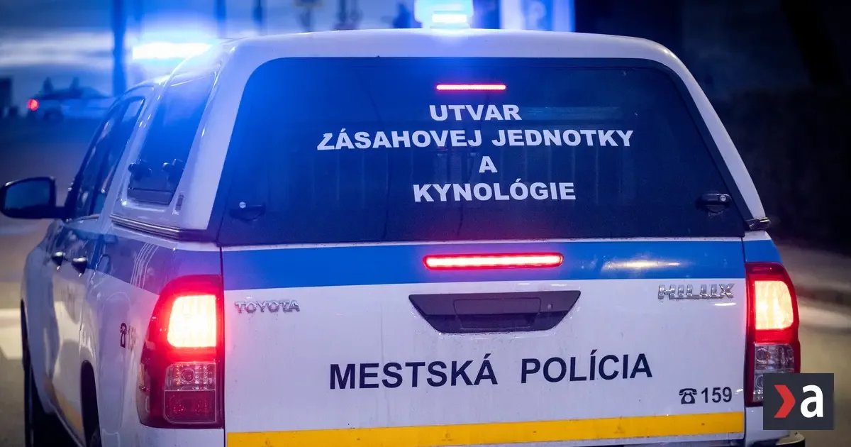 Polícia zasahovala pri bytovke v Považskej Bystrici, našli muža s poraneným krkom