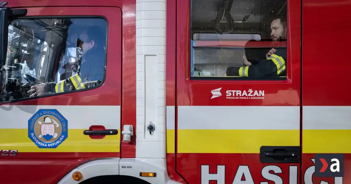Požiar bytu na prešovskom sídlisku Sekčov: Na mieste zasahujú hasiči