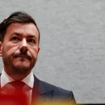 Rakúsky súd povolil Benkovi domáce väzenie s monitorovacím náramkom