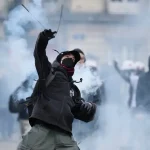 Rekordný počet zatknutých po protestoch vo Francúzsku, stovky ľudí zostávajú vo väzbe