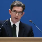 Šéf MI5 upozorňuje na hrozbu z Iránu. Teherán údajne zameriava aj vojenské základne