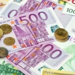Seniorka vyhodila z okna tašku s 10-tisíc eurami, naletela podvodníkovi