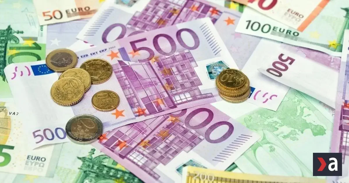 Seniorka vyhodila z okna tašku s 10-tisíc eurami, naletela podvodníkovi
