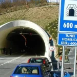Ťažká zrážka uzavrela cestu I/11 pri Čadci pred tunelom Horelica