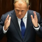 Tusk kritizuje ukrajinské oslavy UPA, Poľsko vraj pozastavilo rokovania o pomoci